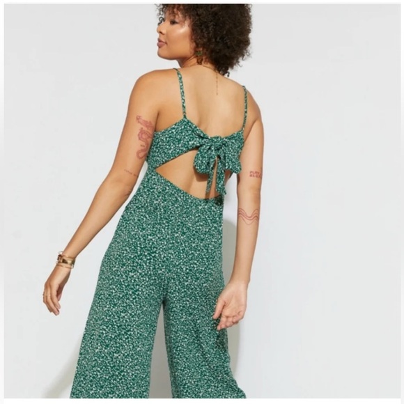 FRANCESCA’S Audrey Parks Green White Floral Wide-Leg Cropped Jumpsuit MEDIUM - Picture 1 of 8